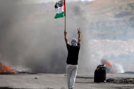 زیر گرفتن کودک فلسطینی توسط پلیس صهیونیست به جرم حمل پرچم فلسطین