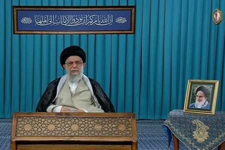 معنای آیه قرآنی نصب شده در محل سخنرانی رهبر معظم انقلاب