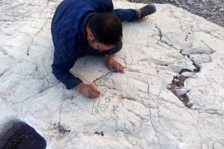 کشف پنج کتیبه سنگ گور پهلوی مربوط به بهدینان زرتشتی در دامنه کوهستان نقش رستم