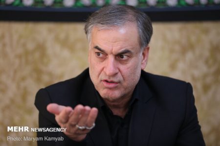احمدی بیغش:دولتمردان روحانی در حال تقسیم منابع و مناصب هستند/جهانگیری برای یک شرکت جعلی مجوز گرفت