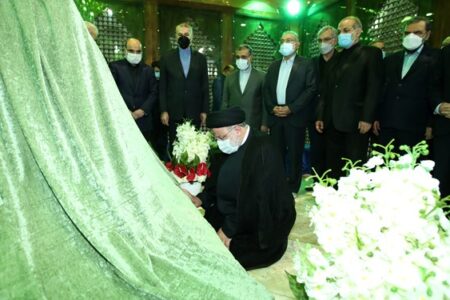 تجدید میثاق دولت سیزدهم با آرمان های امام راحل و شهدای انقلاب اسلامیرئیسی:خدمت به مردم در اندیشه امام(ره) جایگاه خاصی دارد