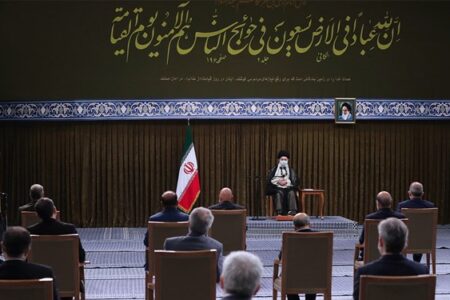 رهبر انقلاب در دیدار رئیس‌جمهور و هیئت دولت:انقلابی بودن باید همراه با عقلانیت باشد/ اعتماد مردم با عمل به وعده‌ها ترمیم شود