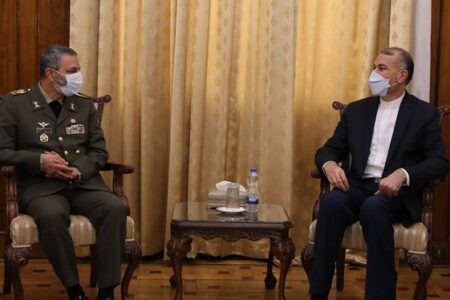دیدار فرمانده کل ارتش با امیرعبداللهیان